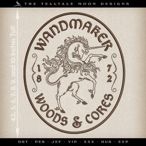 Puede incluir: Diseño bordado en marrón de un unicornio con el texto "Wandmaker Woods & Cores" y los números "1872" alrededor del borde. El diseño mide aproximadamente 23 a 25 cm de alto.