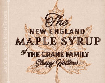 Może przedstawiać: Haftowany wzór liścia klonowego z tekstem "The New England Maple Syrup of The Crane Family Sleepy Hollow" w brązowych literach. Wzór ma 5,9, 6,9 i 7,8 cala kwadratowe.