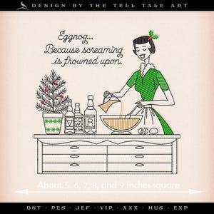 Könnte beinhalten: Gesticktes Design mit einer Frau in einem grünen Kleid, die Eierlikör zubereitet, mit dem Text "Eggnog... Because screaming is frowned upon." Enthält einen kleinen Weihnachtsbaum und Flaschen. Erhältlich in Größen von ca. 12,7 bis 22,9 cm Quadrat.