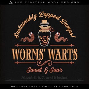 Può includere: Design ricamato nero con la scritta "WORMS' WARTS Sweet & Sour" e un barattolo con vermi. La scritta "Sustainably Lopped Lumps!" è ad arco sopra il barattolo. Il design misura circa 13, 15, 18 e 20 cm.