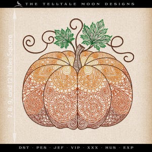 Op de afbeelding: Geborduurde ontwerp van een pompoen met ingewikkelde mandala-patronen in tinten oranje en bruin. De pompoen heeft een groene steel met bladeren. Het ontwerp is geschikt voor borduurprojecten.