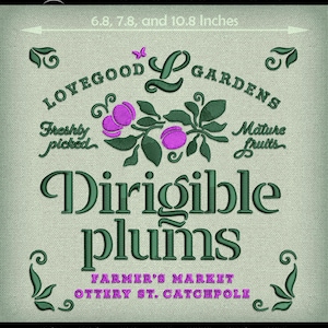 以下が含まれることがあります： ラブグッドLガーデンズの農家の市場の刺繍デザイン。緑の葉のついた枝にピンクのプラムが描かれ、テキストには「ラブグッドLガーデンズ」、「新鮮な摘み取り」、「熟した果物」、「ディリジブルプラム」、「農家の市場」、「オッテリーセントキャッチポール」と、ファイル形式「DST、PES、JEF、VIP、XXX、HUS、EXP」が記載されています。