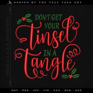 Peut inclure: Fond noir avec texte rouge manuscrit disant "DON'T GET YOUR Tinsel IN A Tangle." Des accents de houx vert avec des baies rouges sont en haut et en bas. La conception mesure environ 10 à 25 cm de hauteur.