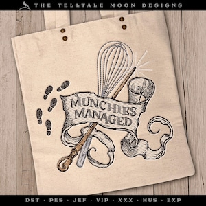 Puede incluir: Una bolsa de lona blanca con un diseño bordado de un batidor, una varita mágica y una pancarta que dice "Munchies Managed". También hay varias huellas de pies bordadas en la bolsa.