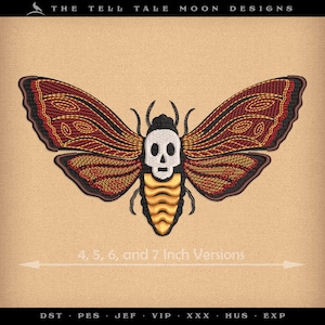 Può includere: Un disegno ricamato di una falena con un teschio sulla testa, in rosso e oro. La falena è disponibile in dimensioni di 4, 5, 6 e 7 pollici. Il disegno è disponibile nei formati DST, PES, JEF, VIP, XXX, HUS ed EXP.