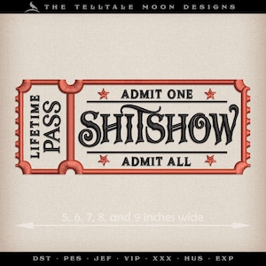 Pode incluir: Um design de bilhete bordado com as palavras "LIFETIME PASS" e "SHITSHOW" em escrita preta. O bilhete é emoldurado em vermelho com o texto "ADMIT ONE" e "ADMIT ALL". O design está disponível em 12,7, 15,2, 17,8, 20,3 e 22,9 cm de largura.