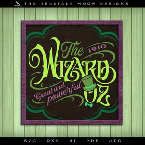 Pode incluir: Um design gráfico verde e amarelo com o texto "The Wizard of Oz" em uma fonte de estilo vintage. O texto "Great and powerful" está escrito abaixo do texto principal. O ano "1910" está escrito acima do texto principal. O design é emoldurado em uma moldura roxa.