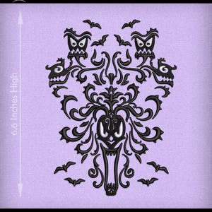 Op de afbeelding: Zwart-wit borduurontwerp van het Haunted Mansion-logo van de Disney-attractie Haunted Mansion. Het ontwerp toont een griezelig gezicht met een grote mond en ogen, omringd door ingewikkelde details en vleermuizen. Het ontwerp is 16,8 cm hoog.