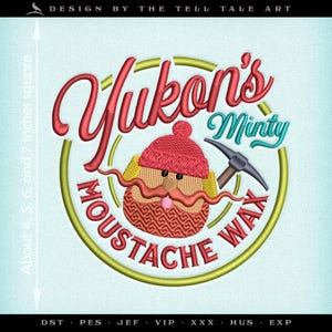 Op de afbeelding: Geborduurd ontwerp met een stripfiguur met een rode hoed en snor, die een pikhouweel vasthoudt. De tekst luidt "Yukon's Minty Moustache Wax" in een cirkelvormig ontwerp. Het ontwerp is ongeveer 10, 13, 15 en 18 cm vierkant.