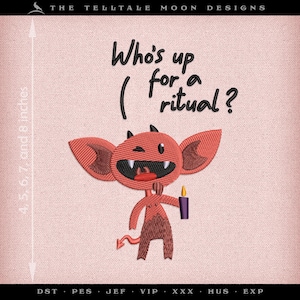 Könnte beinhalten: Gesticktes Design mit einem zwinkernden roten Kobold, der eine lila Kerze hält, mit dem Text "Who's up for a ritual?" Das Design misst 10,16, 12,7, 15,24, 17,78 und 20,32 cm in der Höhe. Der Kobold hat große Ohren, einen Schwanz und ein grinsendes Maul.