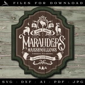 Puede incluir: Un letrero de madera verde con fondo marrón y texto blanco. El letrero dice "Marauders Marshmallows, Shrieking Sugarbombs, Campfire Confectionary". Hay ilustraciones de un lobo, un ciervo y una luna.