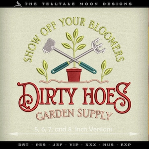Può includere: Un ricamo rosso e verde con strumenti da giardinaggio incrociati e una pianta in un vaso. Il testo "Show Off Your Bloomers Dirty Hoes Garden Supply" è in un font rosso e corsivo. Il design è disponibile in versioni da 5, 6, 7 e 8 pollici.