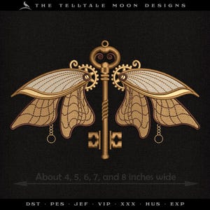 Puede incluir: Un diseño bordado con una llave con alas y engranajes ornamentados, en tonos dorados y marrones, sobre un fondo negro. El texto "THE TELLTALE MOON DESIGNS" está en la parte superior. El diseño mide unos 10 a 20 cm de ancho.