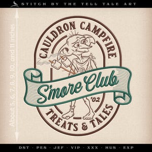 Op de afbeelding: Geborduurde patch met een cartoonfiguur die marshmallows roostert. Het ontwerp bevat de tekst "Cauldron Campfire" en "Smore Club '02". De patch is ongeveer 13 tot 28 cm hoog.