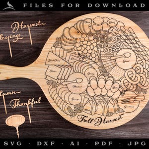 Puede incluir: Una tabla de cortar de madera con un diseño de tabla de charcutería de otoño. El diseño incluye varios alimentos como queso, fruta, pan y galletas. La tabla está etiquetada como "Cosecha de otoño" e incluye las palabras "Cosecha", "Bendiciones", "Otoño" y "Agradecido".