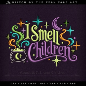 Puede incluir: Un diseño de bordado con el texto I Smell Children en letra cursiva morada y verde lima. Un caldero con líquido verde y una luna creciente a la izquierda, rodeado de estrellas naranjas, azul turquesa y amarillas sobre fondo morado oscuro.