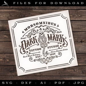 Könnte beinhalten: Schwarzweißes Schablonen-Design für ein Tattoo-Studio namens "Dark Mark Tattoo Studio". Das Design zeigt eine Schlange, die sich um einen Schädel windet, mit den Worten "Morsomnibus Fidelis" darüber und "Avarus Serpentes Artists" darunter. Der Name des Studios ist in einer großen, fetten Schriftart gehalten, und die Worte "Tattoo Studio" sind kleiner und unter dem Namen.
