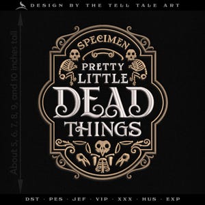 Może przedstawiać: Czarny haft z napisem "SPECIMEN PRETTY LITTLE DEAD THINGS". Projekt zawiera szkielety i ozdobne zdobienia. Projekt ma wysokość około 13 do 25 cm.