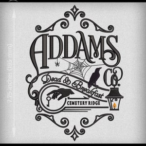 Pode incluir: Design de bordado preto e branco do logotipo da família Addams. O logotipo apresenta o texto "Addams Co." com uma teia de aranha, um corvo, uma mão segurando uma chave e uma lanterna. O texto "Dead & Breakfast Cemetery Ridge" também está incluído.