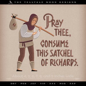 Puede incluir: Diseño bordado con una figura medieval con un zurrón y el texto: "Pray Thee, Consume This Satchel of Richards." El diseño está disponible en anchos de aproximadamente 10 a 23 cm.