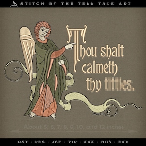 Puede incluir: Diseño bordado con un ángel en túnicas verdes y melocotón, señalando el texto «Thou shalt calmeth thy tittles». El diseño incluye una pancarta y está sobre un fondo apagado. Tamaños disponibles de aproximadamente 13 a 30 cm.