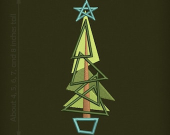 Op de afbeelding: Een geborduurd kerstboomontwerp. De boom bestaat uit groene en gele driehoeken, bekroond met een blauwe ster. Het ontwerp is ongeveer 10 tot 20 cm hoog. De tekst "DESIGN BY THE TELL TALE ART" staat bovenaan.
