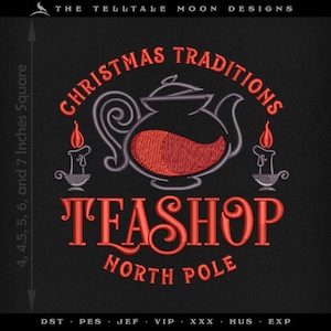 Puede incluir: Diseño bordado de una tetera roja con contorno gris, dos velas encendidas y el texto "Christmas Traditions Teashop North Pole".