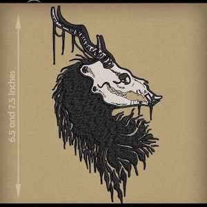 Może przedstawiać: Wzór haftu w kolorze czarnym i białym przedstawiający czaszkę z rogami i efektem kapania. Wzór ma około 16,5 cm wysokości i 19 cm szerokości.