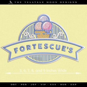 Puede incluir: Un parche bordado azul y blanco con el texto "FORTESCUE'S" en una pancarta. El parche presenta un cono de helado estilizado con tres bolas de helado en rosa, blanco y azul. El parche tiene 5, 6, 7, 8 y 9 pulgadas de ancho.