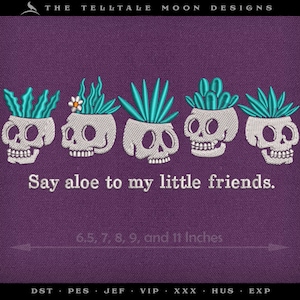 Puede incluir: Cinco macetas de calavera blancas con suculentas verdes que crecen desde la parte superior. El texto "Say aloe to my little friends." está debajo de las macetas. El texto "6.5, 7, 8, 9, and 11 Inches" está debajo del texto. El texto "DST PES JEF VIP XXX HUS EXP" está en la parte inferior de la imagen.