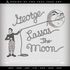 Może przedstawiać: Haftowany wzór przedstawiający mężczyznę łapiącego księżyc na lasso. Tekst brzmi "George Lassos The Moon" w czcionce przypominającej linę. Projekt ma około 15, 18, 20, 23, 25 i 30 cm wysokości.