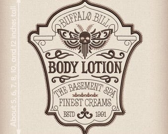Loción corporal Buffalo Bill bordada – Etiqueta de terror vintage – Siete tamaños de 5 a 11 pulgadas