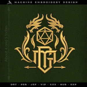 以下が含まれることがあります： 濃い緑色の背景に金色のミシン刺繍デザイン。デザインは、2つのドラゴンの頭、幾何学的な形、様式化された文字が特徴です。デザインのサイズは約10〜13cmです。