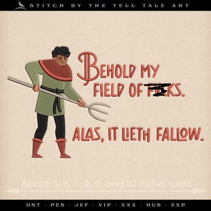 Może przedstawiać: Haftowany wzór przedstawiający postać w zielono-czerwonym stroju trzymającą widły, z napisem "BEHOLD MY FIELD OF FEKS. ALAS, IT LIETH FALLOW." Wzór ma szerokość około 12,7 do 25,4 cm.