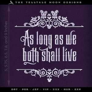 Könnte beinhalten: Weißes Stickmuster auf lila Hintergrund mit dem Text "As long as we both shall live". Das Design enthält verzierte Schnörkel und einen Mickey-Maus-Kopf.