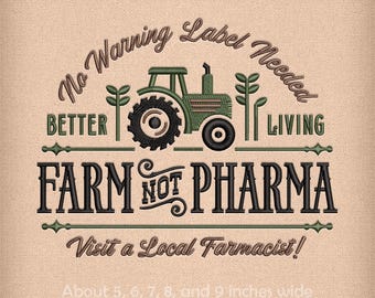 Peut inclure: Motif brodé avec un tracteur vert, le texte "FARM NOT PHARMA" et l'expression "No Warning Label Needed". Le motif mesure environ 12,7 à 22,9 cm de large et comporte le texte "Visit a Local Farmacist!" sur un fond beige.