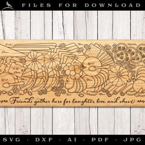 Könnte beinhalten: Eine Schwarzweiß-Zeichnung eines Käse- und Wurstboards mit verschiedenen Lebensmitteln, darunter Käse, Cracker, Obst, Gemüse und Nüsse. Der Text "Friends gather here for laughter, love, and cheer" ist auf das Brett graviert.