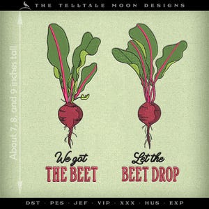 Può includere: Un disegno ricamato con due barbabietole con foglie verdi e rosa. Il testo "We got the BEET" e "Let the BEET DROP" è sotto. Il disegno è alto circa 18, 20 e 23 cm.