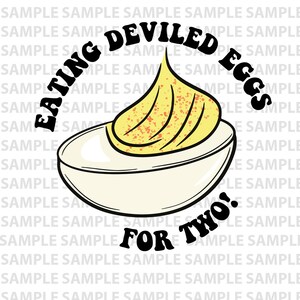 Può includere: Illustrazione grafica di un uovo farcito in una ciotola bianca, con il testo "EATING DEVILED EGGS FOR TWO!" in un font retrò. Il ripieno dell'uovo è giallo con una spolverata di paprika.