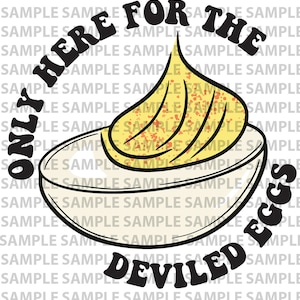 Könnte beinhalten: Grafische Darstellung eines gefüllten Eies mit dem Text "Only Here For The Deviled Eggs". Das Ei befindet sich in einer weißen Schüssel, ist mit gelber Füllung bedeckt und mit Paprika bestreut. Der Text ist in einer Retro-Schriftart.