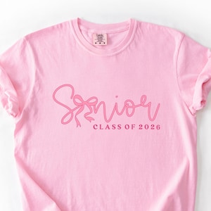 Camiseta de la promoción de 2026, camiseta con lazo y texto para graduados, regalo minimalista de graduación, camiseta elegante para graduados, camiseta Comfort Colors.