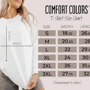 以下が含まれることがあります： 白の長袖シャツとComfort ColorsのTシャツサイズチャート。チャートにはSから3XLまでのサイズが表示され、幅と長さの測定値はインチです。「Measurement in Inches」というテキストが下にあります。