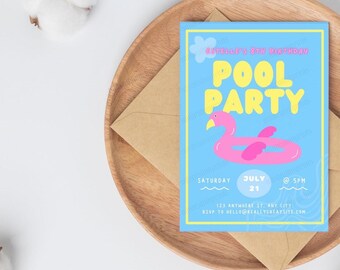 Può includere: Un invito a una festa in piscina blu e gialla con un galleggiante a forma di fenicottero rosa. L'invito dice "Estelle's 8th Birthday Pool Party" e include la data, l'ora e il luogo.
