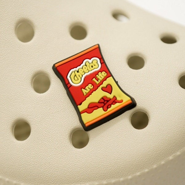 Charm croco Cheetos | Crocs - Idées cadeaux fantaisie - Remplissage de bas de Noël - Père Noël secret - Chips - Bonbons américains - Charme de chaussures - Badge - Cadeaux gourmands