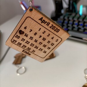 Porte-clés calendrier personnalisé - Porte-clés en bois gravé au laser - Cadeau Saint-Valentin - Anniversaire - Mariage