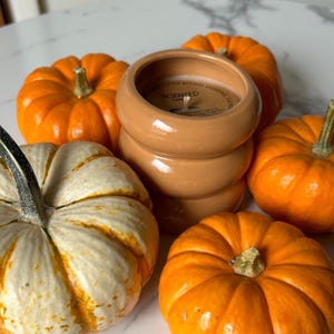 Vela perfumada con especias de calabaza en tarro de cerámica de estilo nórdico, acogedora vela otoñal para la decoración del hogar o un regalo para ella, vela de cera de soja hecha a mano.