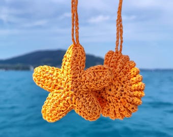 Llavero de estrella de mar y concha marina de rafia de ganchillo hecho a mano, adorno para bolso de estilo costero.