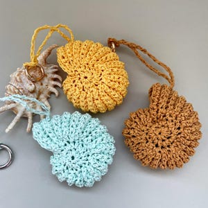 Raffia Seashell Keychain, Crochet Shell Charm, Beach Bag Pendant, Summer Eco Gift, Handmade Coastal Accessory