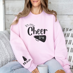 CUSTOM In My Cheer Era Sweatshirt personalisiert mit Cheerleader-Namen auf dem Ärmel, Cheerleader-Crewneck-Sweatshirt, Cheer-Geschenke, Cheer-Liebhaber