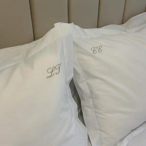 Gepersonaliseerde oxford kussensloop | Geborduurde kussensloop | Gepersonaliseerde kussensloop met initialen (lettertype Script)